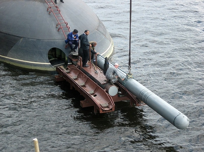 Tàu ngầm lớp Sindhughosh (là tàu ngầm Kilo mua của Nga năm 1997) có lượng giãn nước 2.325 tấn, dài 72,6 m, trang bị tên lửa phòng không 9M36 Strela-3, tên lửa diệt hạm Klub-S, 6 ống phóng ngư lôi 533mm …